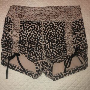 Lululemon Leopard Print Hot Shorts Sz 8